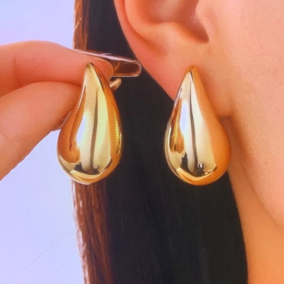 Elegant Gold Crescent Earrings - Picture 2 of 5